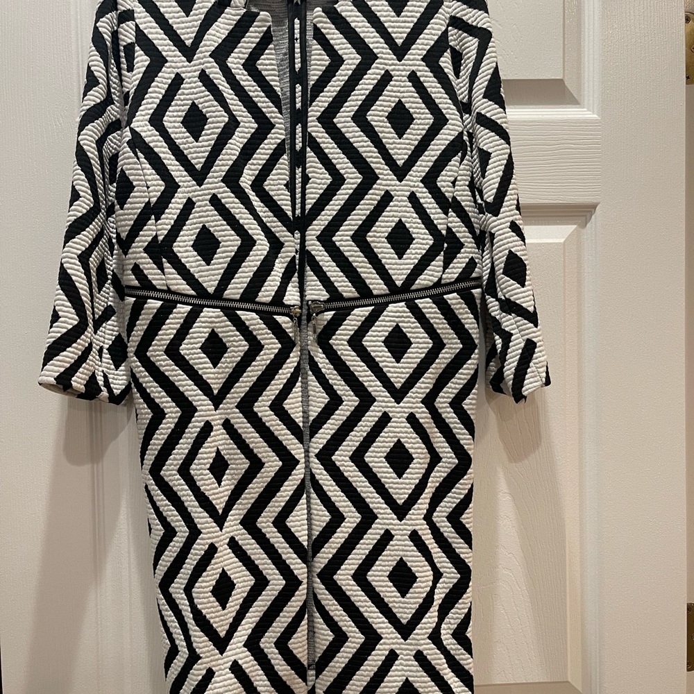 Chico’s black and white geometric topper with zipper details